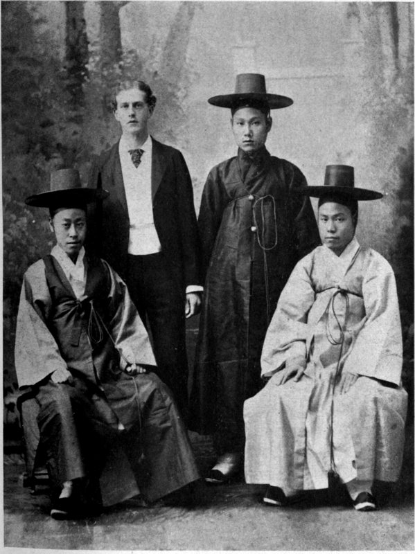 Персиваль Лоуэлл среди членов корейского посольства в США, 1883